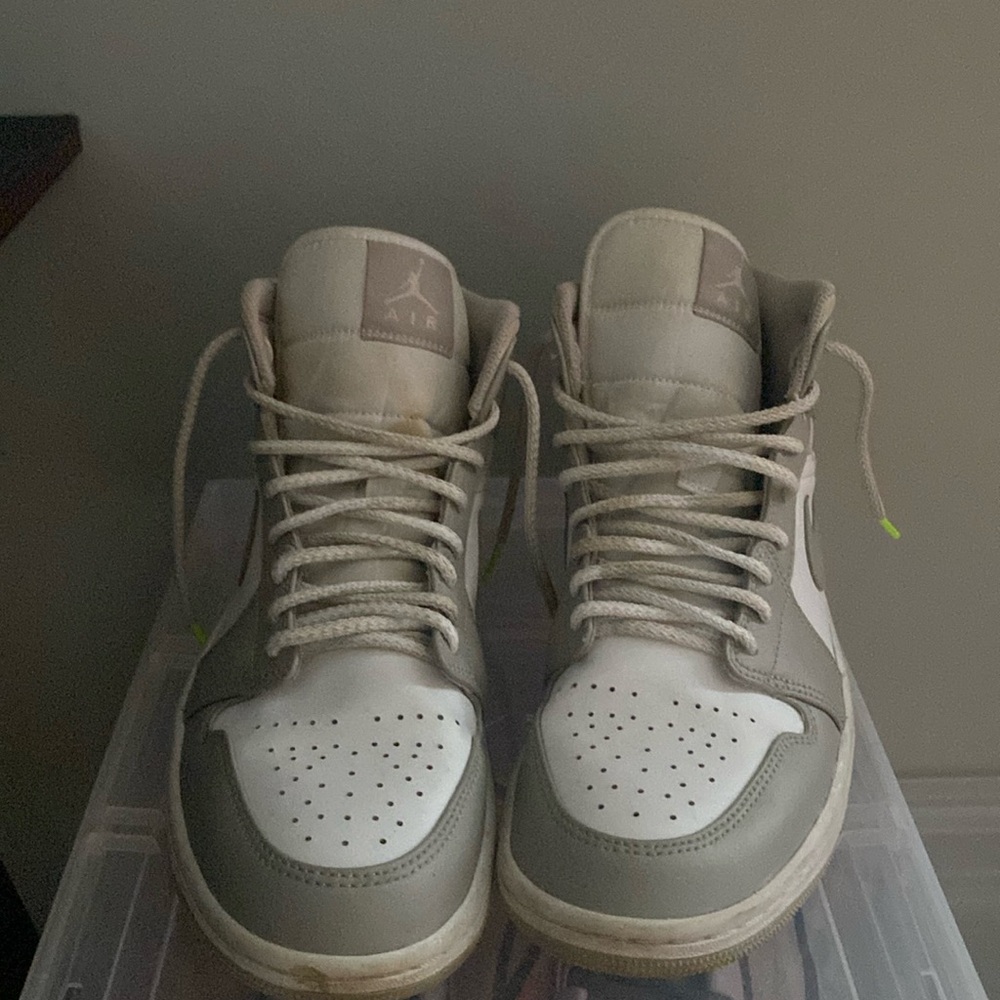Jordan 1 mid smoke grey size 9.5